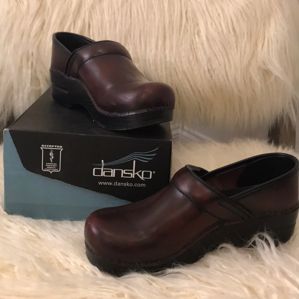 burgundy dansko